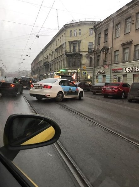 На Владимирском проспекте, на пешеходном переходе, видимо на развороте, таксист догнал Паджеро. Проб...