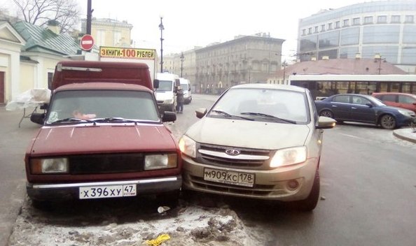 На площади Александра Невского сразу два ДТП на расстоянии менее 20 метров. Круг у памятника. Очень ...