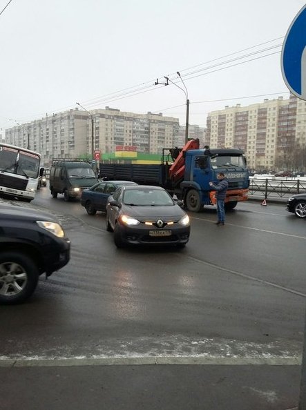 Авария на Ленинском пр около Фиолента (рядом перекресток с Жукова)... в сторону Стачек.. без жертв, ...