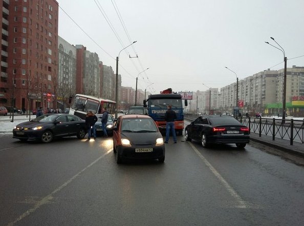 Авария на Ленинском пр около Фиолента (рядом перекресток с Жукова)... в сторону Стачек.. без жертв, ...