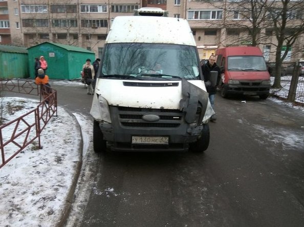 Образцовый водитель, снёс как минимум 5 машин, во дворе дома 95к2 по Ленинскому пр.,проехал круг и в...