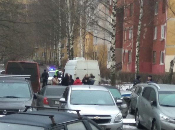 Образцовый водитель, снёс как минимум 5 машин, во дворе дома 95к2 по Ленинскому пр.,проехал круг и в...