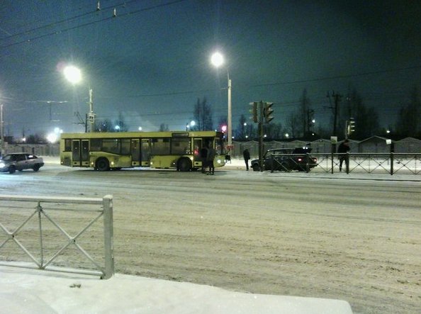 Подрезали автобус и снесли светофор на перекрестке Суздальского и Демьяна Бедного. . Все живы.