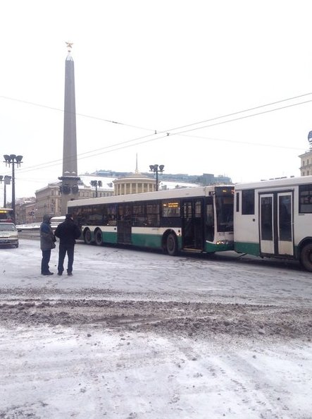 На Площади Восстания в сторону ст.м. Александра Невского столкнулись 2 автобуса