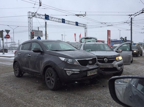 Renault въехала в Kia на перекрестке Придорожной Аллеи и Художников,