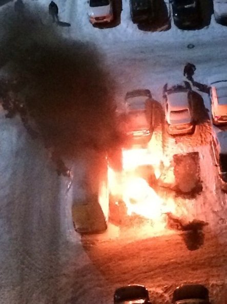На Шуваловском сгорела машина. Пожарные не смогли проехать из-за шлагбаума.