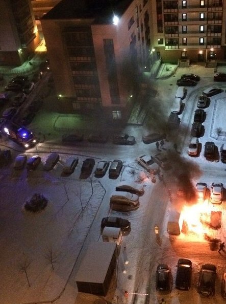 На Шуваловском сгорела машина. Пожарные не смогли проехать из-за шлагбаума.