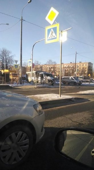 ГАЗель в заборе на повороте с Красных Зорь на Седова. За ней 97 автобус пристроился на аварийке. На ...