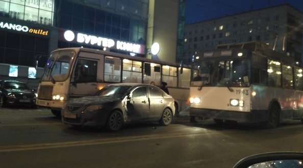 На ул. Васи Алексеева ( ТЦ Румба) мазду зажали троллейбус и автобус, объезд по встречке