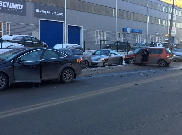 Девушка не пропустила Ford в итоге её отбросило в Porsche. В 15:30 06 февраля на Школьной 89А