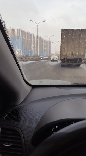 На Витебском проспекте два грузовика 1 Renault и еще маленький минивэн пробка Жесть какая извините з...