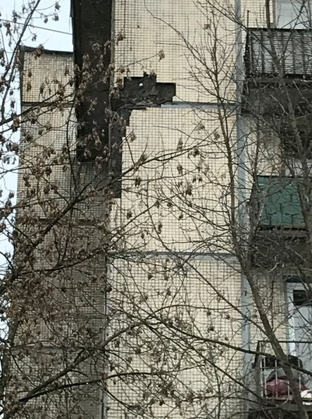 С седьмого этажа жилого дома 44/3 на Большой Пороховской обваливается угол дома, обвалилось большое ...