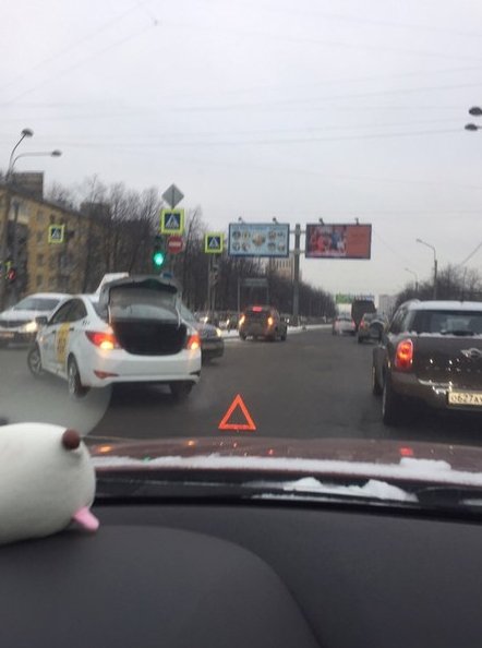 Яндекс такси и Skoda встретились на перекрёстке Ленсовета и Орджоникидзе
