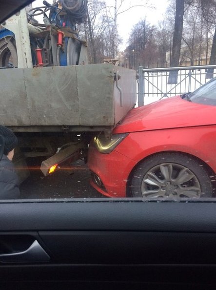 На Кронверкской наб. у светофора перед ул. Добролюбова Audi приехал в грузовик