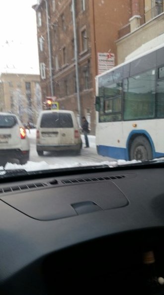 На пересечении Благодатной перед Московским пр. VW и троллейбус. ДПС на месте.