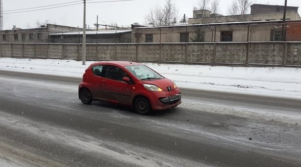 На Новороссийской у д.53 Peugeot "чмокнул" Fordа в зад...