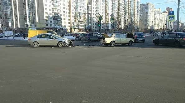 На перекрёстке Ленинского и Кузнецова,пыжик догнал классику..