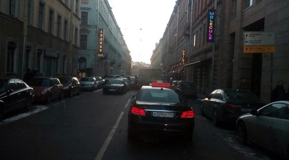Казанская улица полностью перекрыта из за массовой аварии в обе стороны напротив дома номер два...об...