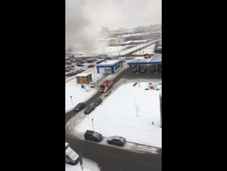 Пожар на автомойке на углу перекрестка Малой Карпатской и Олеко Дундича