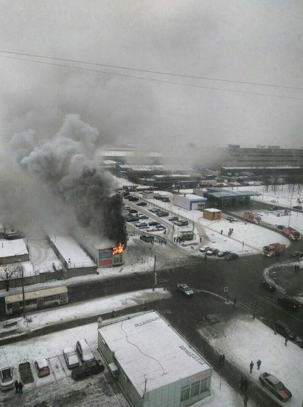 Пожар на автомойке на углу перекрестка Малой Карпатской и Олеко Дундича