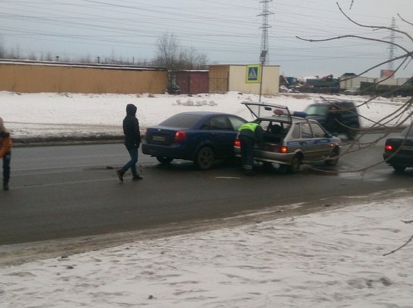 Lacetti помял машину ДПС на Передовиков у дома 9. Т. Печально. Движению мешают. Службы на месте