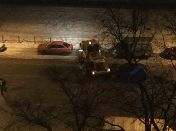 Автомобиль врезался в трактор, убирающий снег у дома 30 на проспекте Науки