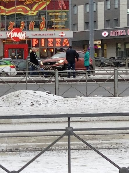ДТП на Косыгина, только что, Sportage сломал ограждение