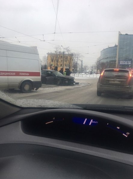 Серьезная авария у метро Волковская