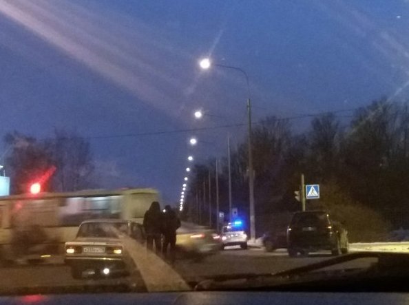 Жигули и джип столкнулись на перекрестке Энергетиков и Партизанской улицы, рядом Лента.