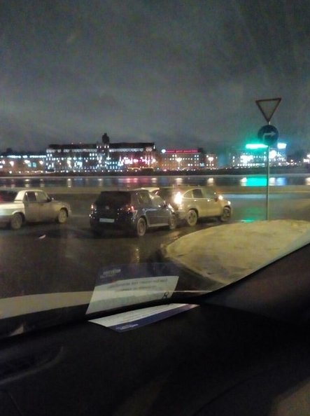 ДТП при съезде с Большеохтинского моста со стороны Малоохтинского пр.- по состоянию на 19'20