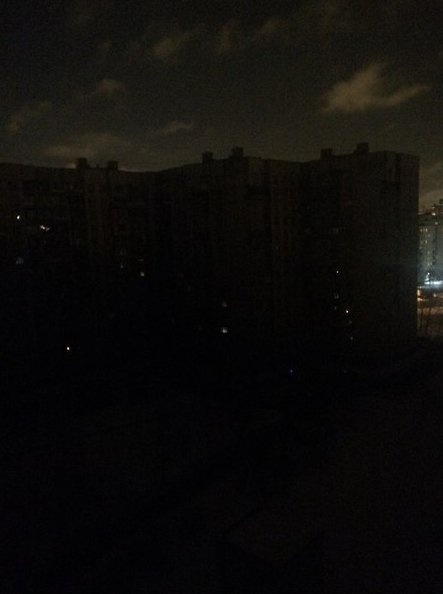 На Малой Балканской 30/3 без света весь дом. И рядом дома тоже темные, люди с фонариками и свечами х...