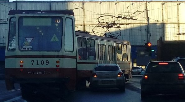 Трамвай снес зеркало шевролешке, поворачивая в сторону Среднеохтинского с Красногвардейской площад...