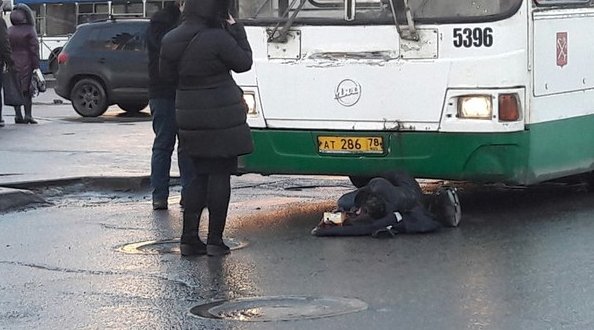 Женщину сбил автобус на пересечении Ленинского проспекта и Зины Портновой. Жива,