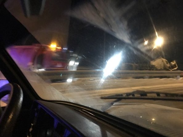 На Новоприозерском шоссе в сторону СПБ перекрыты обе полосы двумя грузовиками перевернутыми. Когда в...