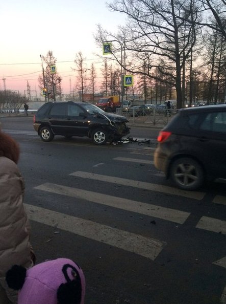 На въезде в Колпино ДТП с участием двух машин. ГАЗель вынесло на тротуар. ДПС на месте