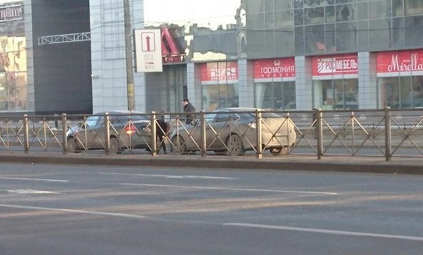 На перекрестке Косыгина и Энергетиков в сторону центра напротив мебель холла, мужчина на Mazda догн...