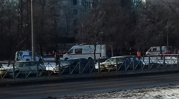 На Орджоникидзе 44, МЧС, Полиция. Оцепили участок газона, в громкоговоритель говорят что возможен ...