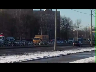 На Орджоникидзе 44, МЧС, Полиция. Оцепили участок газона, в громкоговоритель говорят что возможен ...