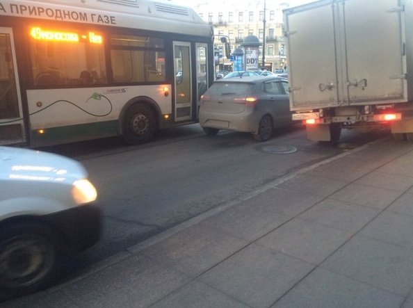 На Садовой перед Невским(в сторону Троицкого),очень плотно,все автобусы и трамваи стоят,один ряд что...