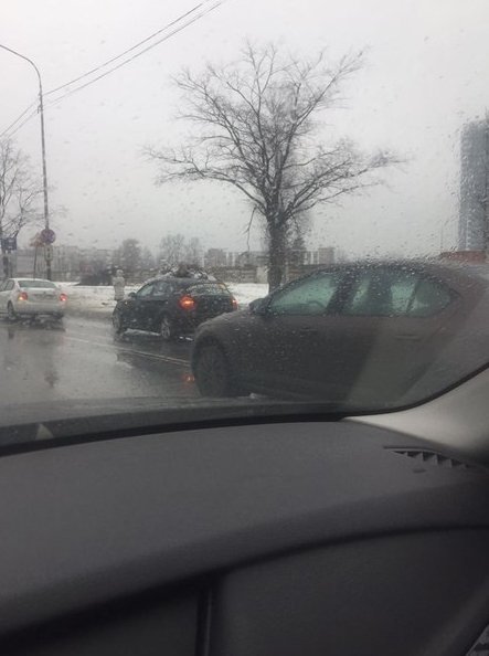 BMW догнал поло на выдеоленной полосе проспекта Маршала Блюхера перед Кушелевмкой дорогой