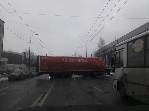 Фура с яйцами встала поперек поперёк дороги на Седова у дома 10 , объезд по тротуару....