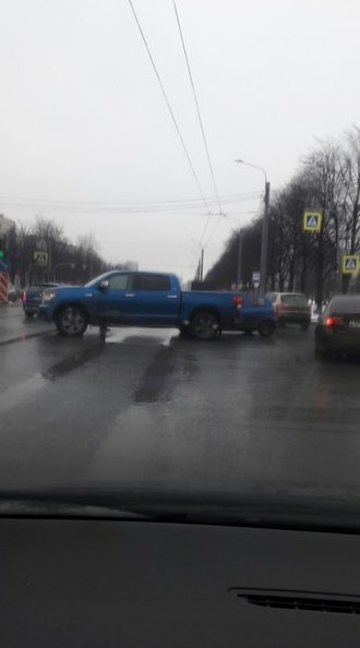 Два синих Большой и Маленький перегородили Пискаревский проспект на перекрестке с Бестужевской