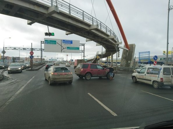 Таллинское шоссе, на выезд из города, на светофоре где поворот в Ленту.