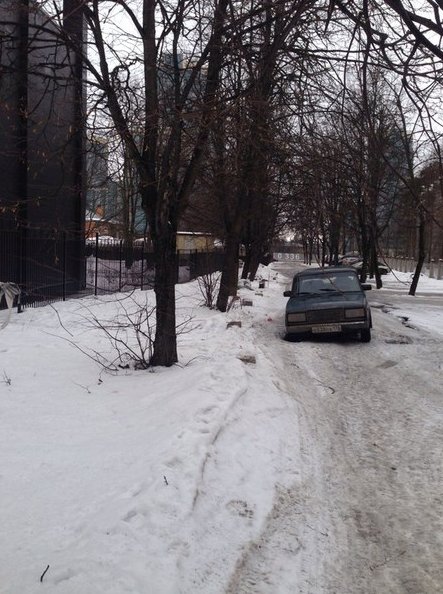 Застрял в яме за Есенина 2 к 3. Не могу выехать. Трос есть. Дерните плиз!! +79219288999