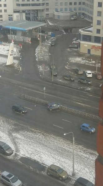 На Коломяжском проспекте автомобиль сломал ограждение