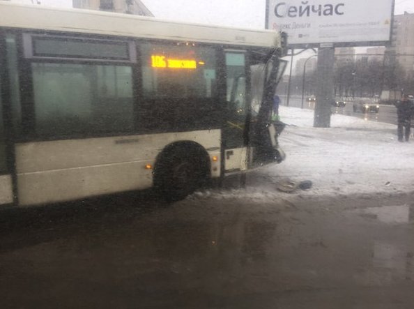 Перекресток Пискаревского и Полюстровского , ДТП два автобуса и маршрутка, проехать сложно, автобус ...