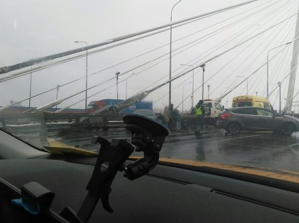 Focusы побились на внешнем кольце КАДа на Вантовом мосту 15:15
