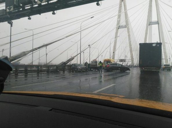 Focusы побились на внешнем кольце КАДа на Вантовом мосту 15:15