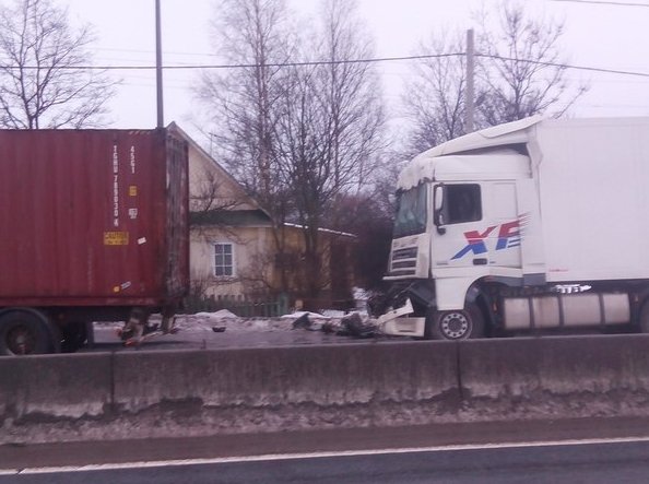 ДТП в Любани у поворота на Шапки. Фура догнала другую. Всмятку. Чтоб понять силу удара, посмотрите г...