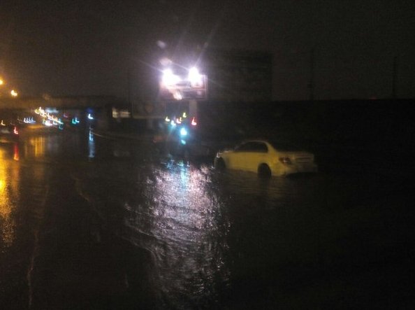 Mercedes утонул при съезде с КАДа на Московское шоссе в сторону площади победы